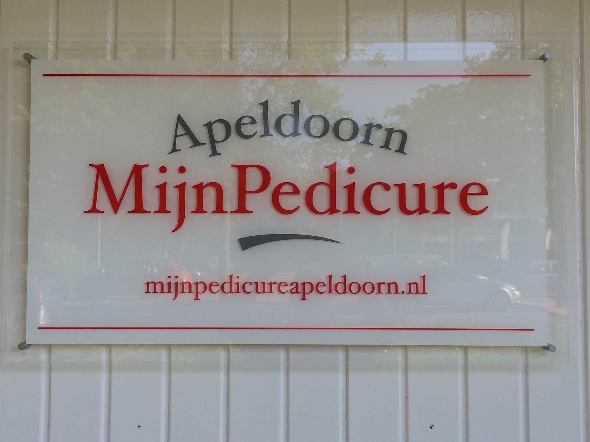 Het naambord bij de ingang van de praktijk